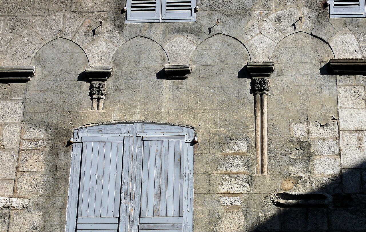 Старинный дом на rue Mercerie в старом городе Систерона (Sisteron)
