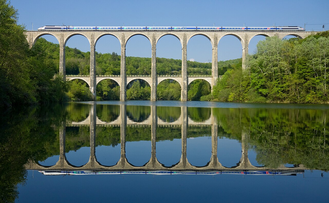 File:SNCF TGV PSE Viaduc de Cize - Bolozon.jpg