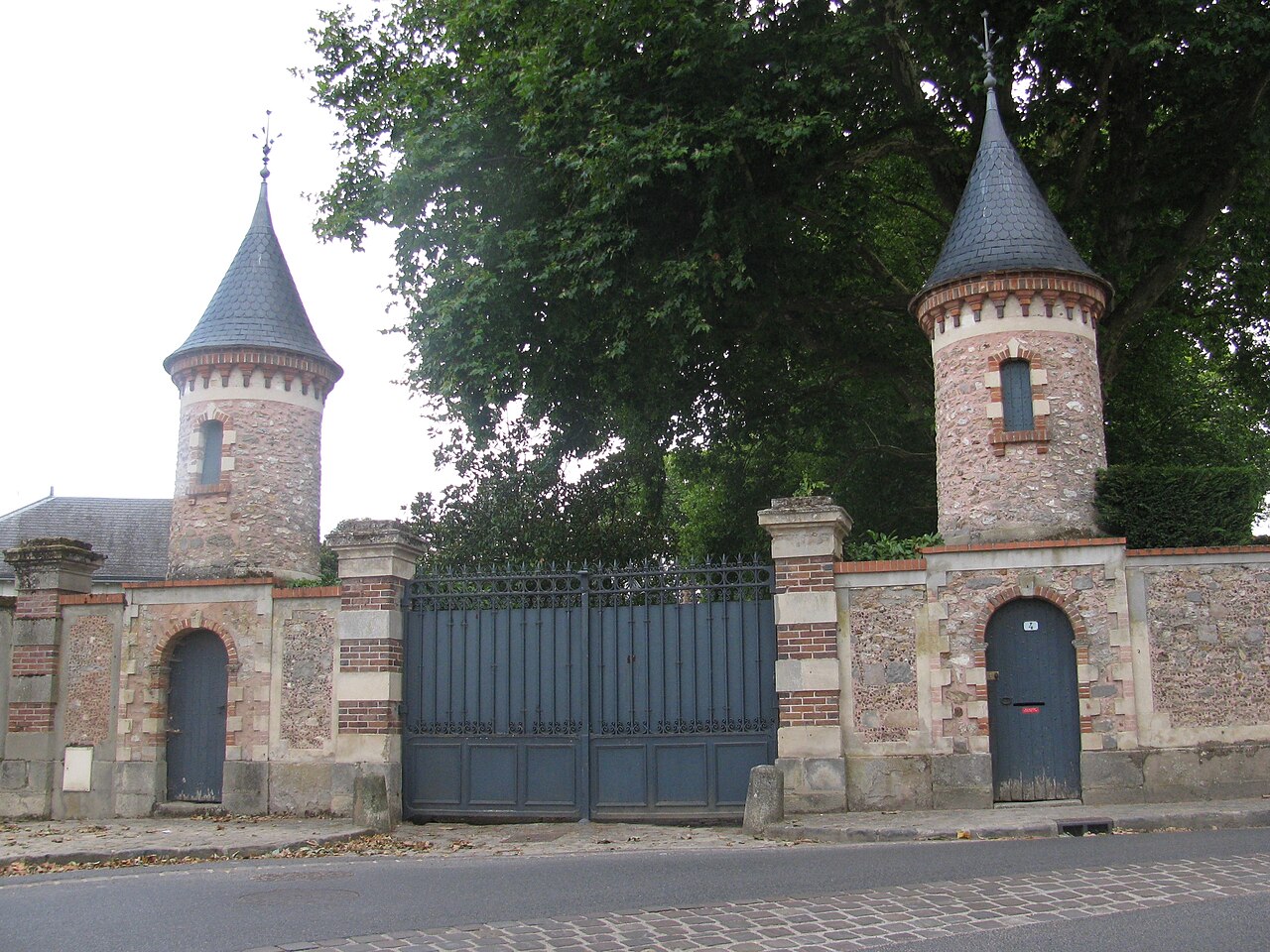 Souzy la Briche entrée du château.JPG