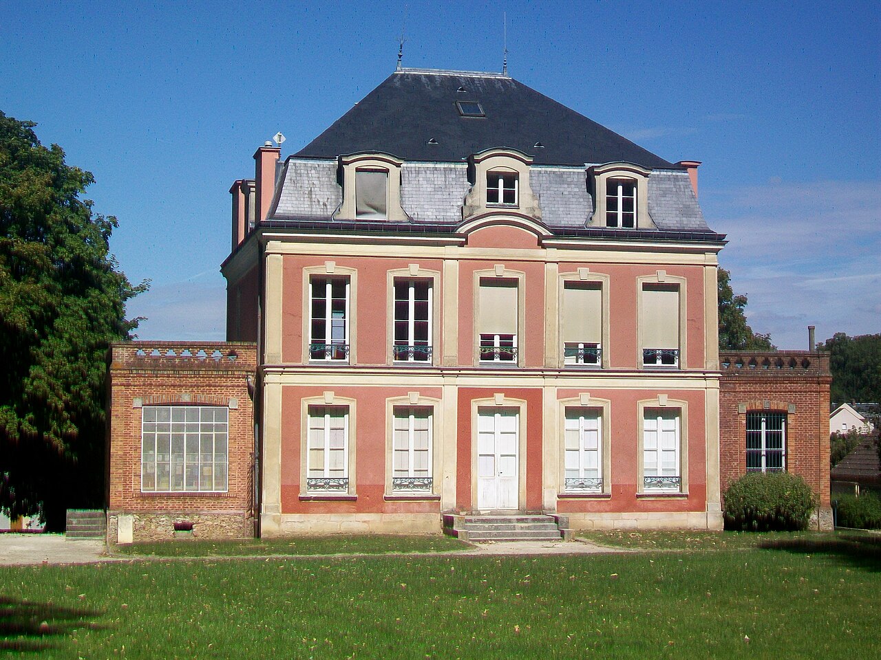 Vémars (95), mairie - château de la Motte.jpg