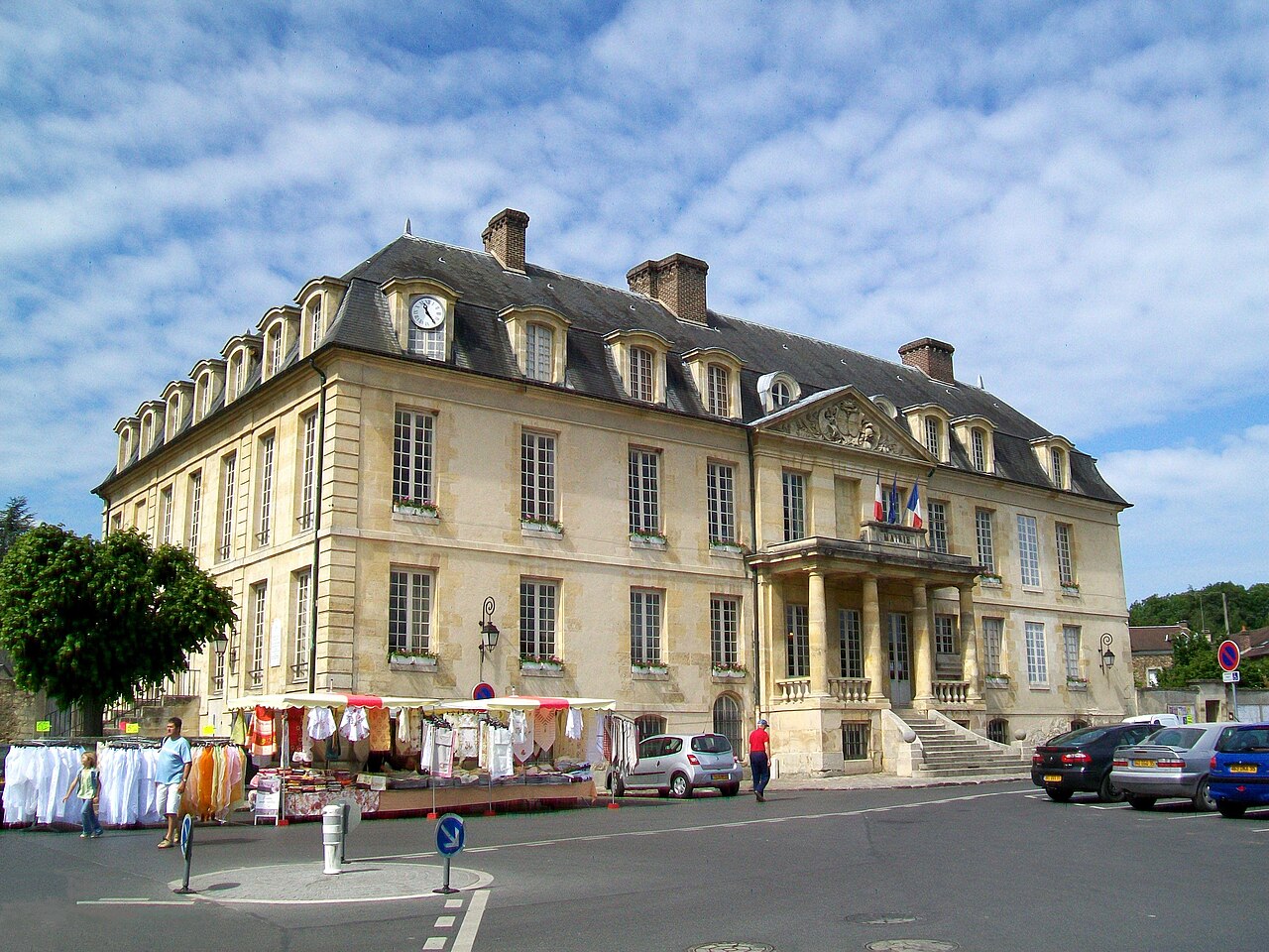 Viarmes, château-mairie.jpg